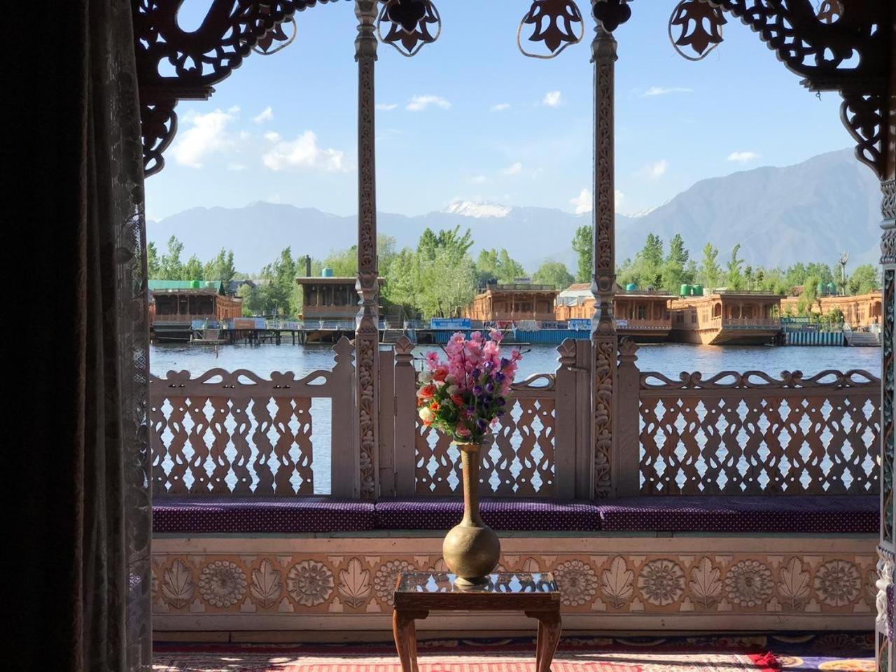 Young Bombay Premium Heritage Houseboat Σριναγκάρ Εξωτερικό φωτογραφία
