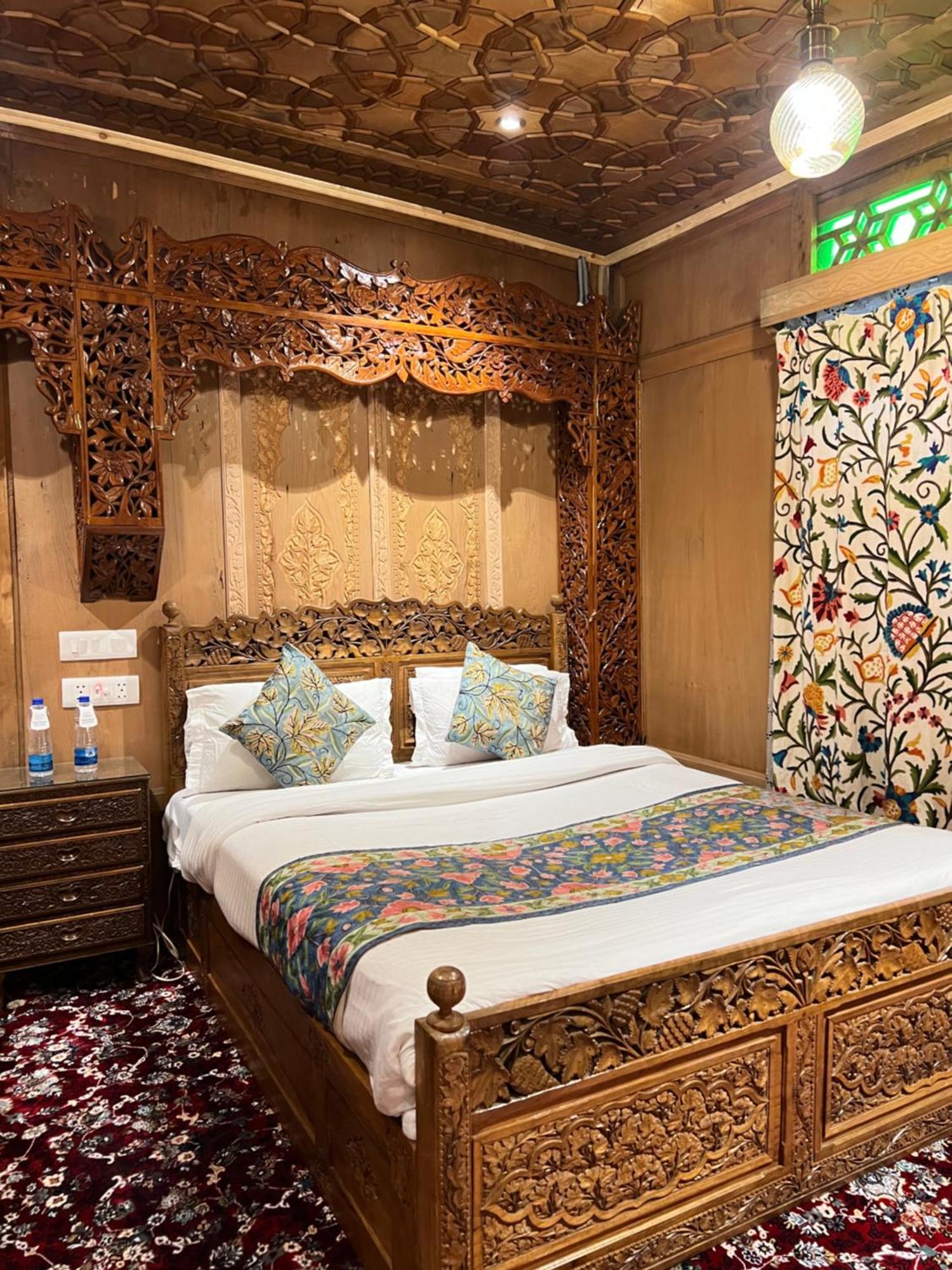 Young Bombay Premium Heritage Houseboat Σριναγκάρ Εξωτερικό φωτογραφία