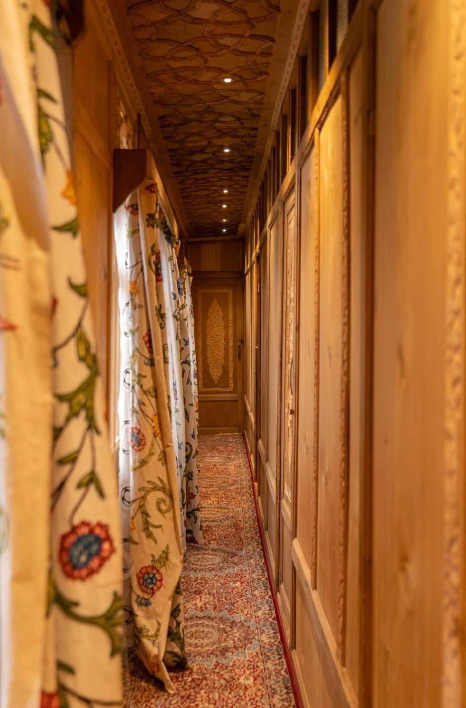 Young Bombay Premium Heritage Houseboat Σριναγκάρ Εξωτερικό φωτογραφία