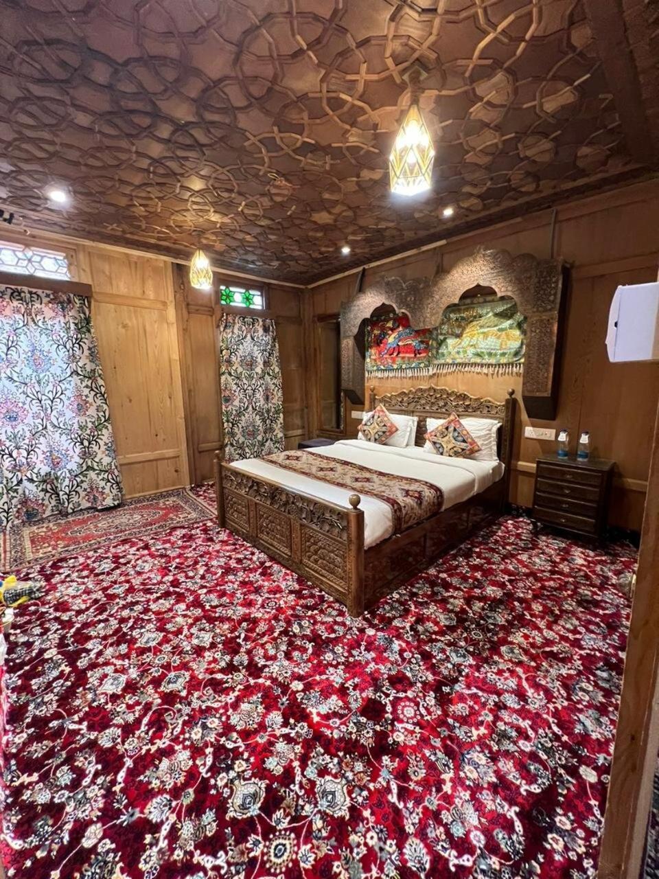 Young Bombay Premium Heritage Houseboat Σριναγκάρ Εξωτερικό φωτογραφία
