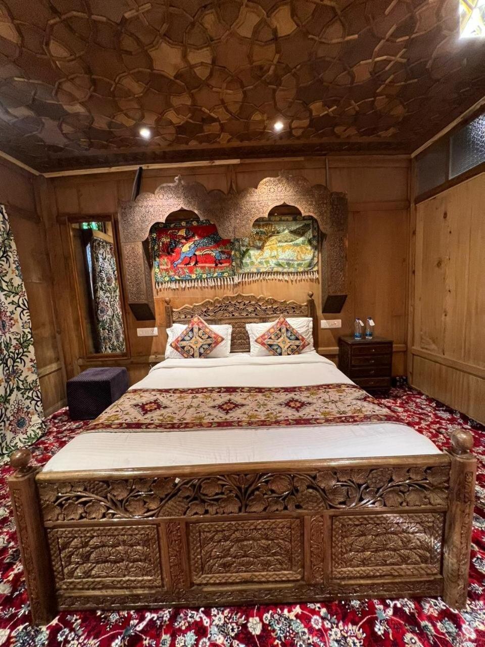 Young Bombay Premium Heritage Houseboat Σριναγκάρ Εξωτερικό φωτογραφία