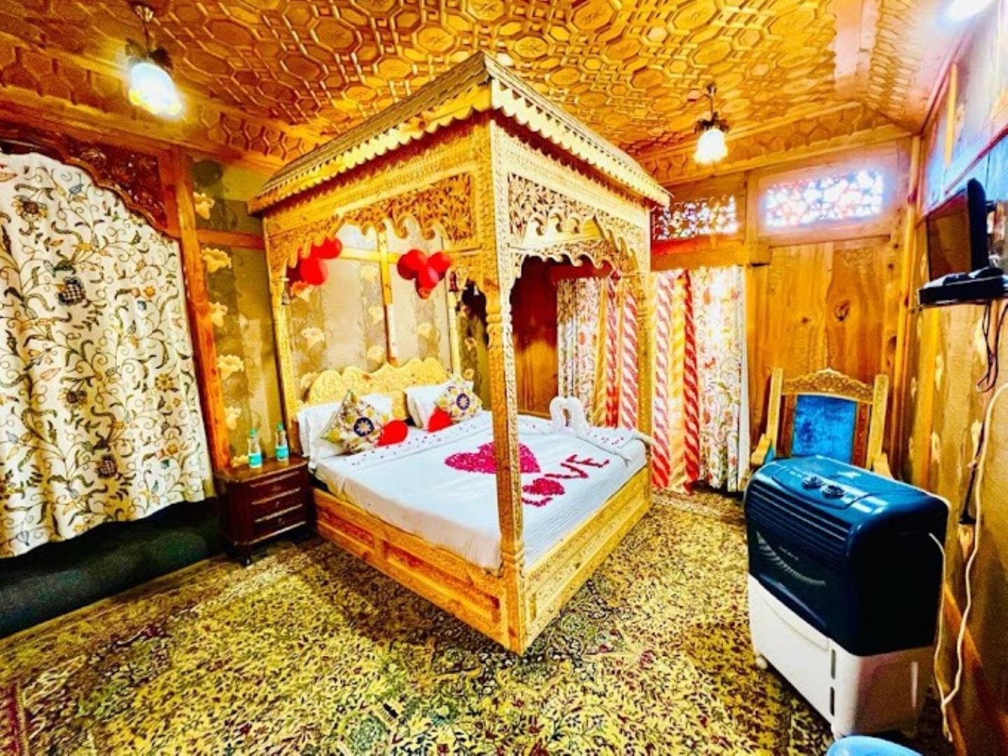 Young Bombay Premium Heritage Houseboat Σριναγκάρ Εξωτερικό φωτογραφία