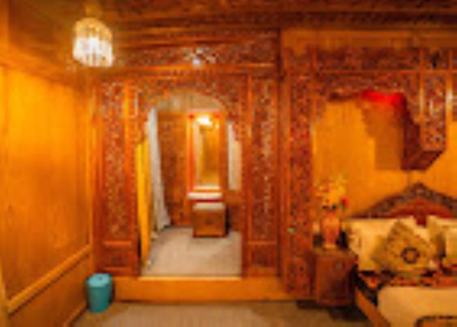 Young Bombay Premium Heritage Houseboat Σριναγκάρ Εξωτερικό φωτογραφία